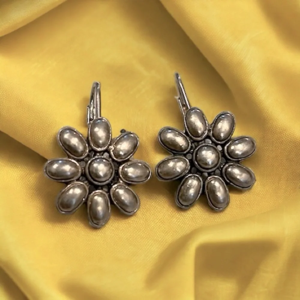 VINTAGE MONET FLORAL LEVER BACK SILVER TONE EARRINGS